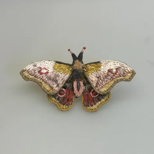 Håndlavet Broche Rosa Kejser Natsommerfugl, TL-B-651, emperor mopane moth, kejsernatsommerfugl, natsværmer, kejser, møl, gonimbrasia belina, stor, dæmpede, farver, varme, smuk, kunstværk, kunst, trovelore, særlig, unik, broderi, broderist, brodedribe, ribe, biti, smykke, broche, sommerfugl, sommerfuglebroche, sommerfuglesmykke, gave, gaveide, jubilæum, rund, fødselsdag, eksklusiv,