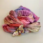 Håndlavet Broche Rosa Kejser Natsommerfugl, TL-B-651, emperor mopane moth, kejsernatsommerfugl, natsværmer, kejser, møl, gonimbrasia belina, stor, dæmpede, farver, varme, smuk, kunstværk, kunst, trovelore, særlig, unik, broderi, broderist, brodedribe, ribe, biti, smykke, broche, sommerfugl, sommerfuglebroche, sommerfuglesmykke, gave, gaveide, jubilæum, rund, fødselsdag, eksklusiv,