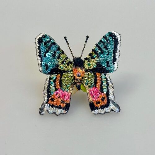 Håndlavet Broche Sommerfugl Madagaskar Solnedgang, madagascan sunset moth, B-746, trovelore, sommerfugl, sommerfuglebroche, smykke, nål, broche, insekt, biodiversitet, økosystem, iriserende, smykke smykke, kunst, biti, ribe, naturen, vild, vilje, håndlavet, broche, broderet, kunst, kunsthåndværk, broche, nål, håndarbejde, broderist, perler, smukt, særligt, fantastisk, eksklusiv, kvalitet, fairtrade, biti, ribe, sommerfuglebroche, smykker, unika, one of a kind,