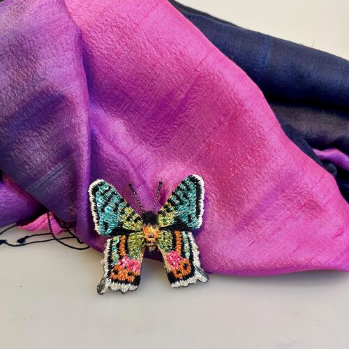 Håndlavet Broche Sommerfugl Madagaskar Solnedgang, madagascan sunset moth, B-746, trovelore, sommerfugl, sommerfuglebroche, smykke, nål, broche, insekt, biodiversitet, økosystem, iriserende, smykke smykke, kunst, biti, ribe, naturen, vild, vilje, håndlavet, broche, broderet, kunst, kunsthåndværk, broche, nål, håndarbejde, broderist, perler, smukt, særligt, fantastisk, eksklusiv, kvalitet, fairtrade, biti, ribe, sommerfuglebroche, smykker, unika, one of a kind,