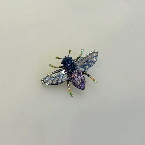 Håndlavet Broche Violet Træ Bi, violet carpenter, TL-B-692, trovelore, bi, bibroche, broche, lilla, blå, sølv, lille, kunstværk, unik, lille, bi, sur sur, omkring, bi, bier, honningbi, honningbier, bestøvning, biodiversitet, vild med vilje, natur, haver, blomster, bæredygtighed, insekter, kunst, smykker, broche, brocher, håndlavet, broderi, eksklusiv, særlig, flot, gave, gaveide, naturen, insekter, bio, biodiversitet, vilde, haver, natur, sommerfugl, farverig, regnbuefarvet, kulørt, farveglad, Håndlavet Broche Blå sommerfugl, sommerfuglebroche, smykker med, smykke med, sommerfugle, eksklusive smykker, specielle, særligt, håndlavey, kunst, kunsthåndværk, broche, naturen, insekter, gaveide, gave, særlig gave, ekstraordinær, smuk, smykker, biti, ribe, unika, one of a kind, limited edition, begrænset oplag, kunstrunden, ribe, vadehavet, nationalpark,, broderibe, broderi, festival