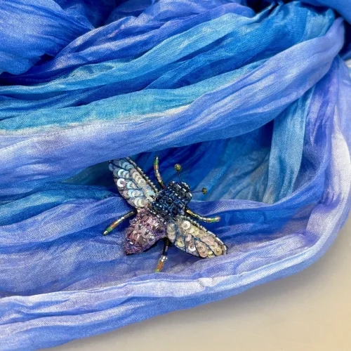 Håndlavet Broche Violet Træ Bi, violet carpenter, TL-B-692, trovelore, bi, bibroche, broche, lilla, blå, sølv, lille, kunstværk, unik, lille, bi, sur sur, omkring, bi, bier, honningbi, honningbier, bestøvning, biodiversitet, vild med vilje, natur, haver, blomster, bæredygtighed, insekter, kunst, smykker, broche, brocher, håndlavet, broderi, eksklusiv, særlig, flot, gave, gaveide, naturen, insekter, bio, biodiversitet, vilde, haver, natur, sommerfugl, farverig, regnbuefarvet, kulørt, farveglad, Håndlavet Broche Blå sommerfugl, sommerfuglebroche, smykker med, smykke med, sommerfugle, eksklusive smykker, specielle, særligt, håndlavey, kunst, kunsthåndværk, broche, naturen, insekter, gaveide, gave, særlig gave, ekstraordinær, smuk, smykker, biti, ribe, unika, one of a kind, limited edition, begrænset oplag, kunstrunden, ribe, vadehavet, nationalpark,, broderibe, broderi, festival