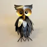 Metal Figur - Ugle Werner, stor, metalfigur, metalugle, metalfugl, ugle, uglefigur, håndlavet, kunst, kunsthåndværk, student, studentergave, viden, klog, klogskab, eksamen, eksamensgave, afslutning, afsluttet, uddannelse, færdiguddannet, kandidat, bachelor, master, biologi, ornitolog, natur, fugle, tillykke, studentergave, biti, ribe, ideenwerkstatt, unik, særlig, tak, afskedsgave, kollega, bibliotek, intelligent, symbol, symbolsk, sjov, flot, præsentabel, kvalitet, M04W, werner