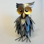 Metal Figur - Ugle Werner, stor, metalfigur, metalugle, metalfugl, ugle, uglefigur, håndlavet, kunst, kunsthåndværk, student, studentergave, viden, klog, klogskab, eksamen, eksamensgave, afslutning, afsluttet, uddannelse, færdiguddannet, kandidat, bachelor, master, biologi, ornitolog, natur, fugle, tillykke, studentergave, biti, ribe, ideenwerkstatt, unik, særlig, tak, afskedsgave, kollega, bibliotek, intelligent, symbol, symbolsk, sjov, flot, præsentabel, kvalitet, M04W, werner