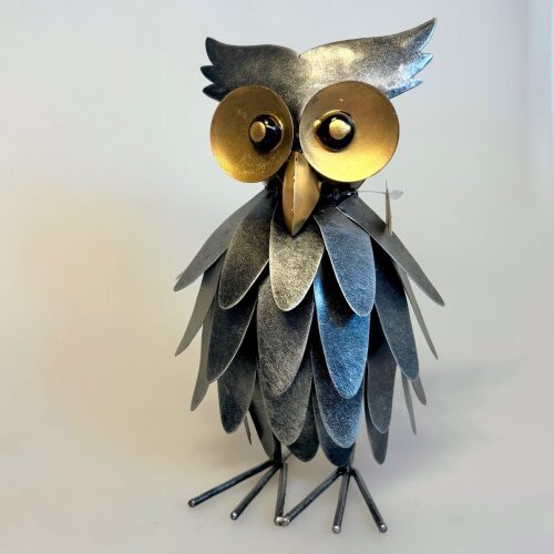 Metal Figur - Ugle Werner, stor, metalfigur, metalugle, metalfugl, ugle, uglefigur, håndlavet, kunst, kunsthåndværk, student, studentergave, viden, klog, klogskab, eksamen, eksamensgave, afslutning, afsluttet, uddannelse, færdiguddannet, kandidat, bachelor, master, biologi, ornitolog, natur, fugle, tillykke, studentergave, biti, ribe, ideenwerkstatt, unik, særlig, tak, afskedsgave, kollega, bibliotek, intelligent, symbol, symbolsk, sjov, flot, præsentabel, kvalitet, M04W, werner