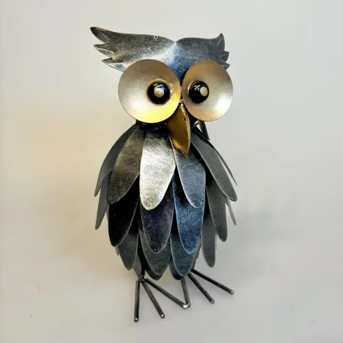 Metal Figur - Ugle Werner, stor, metalfigur, metalugle, metalfugl, ugle, uglefigur, håndlavet, kunst, kunsthåndværk, student, studentergave, viden, klog, klogskab, eksamen, eksamensgave, afslutning, afsluttet, uddannelse, færdiguddannet, kandidat, bachelor, master, biologi, ornitolog, natur, fugle, tillykke, studentergave, biti, ribe, ideenwerkstatt, unik, særlig, tak, afskedsgave, kollega, bibliotek, intelligent, symbol, symbolsk, sjov, flot, præsentabel, kvalitet, M04W, werner