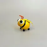 M28HM, Metal Insekt - Bi Gul med Magnet, bier, biavler, honningbi, brumbasse, humlebi, biodiversitet, bestøvning, økosystem, insekt, figur, bgf, ideenwerkstatt, hummel, sjov, kunst, håndlavet, symbolsk, gave, gaveide, biolog, biologi, naturen, vild, med vilje, vilde, naturvejleder, biti, ribe, design, unik, humor