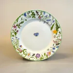 Porcelæn Tallerken - Blomster og Sommerfugle, isabelle rose, meadow, eng, blomstereng, sommerblomster, vilde, blomster, bier, insekter, bio, natur, vild med vilje, diversitet, mælkebøtte, løvetand, forglemmigej, tallerken, porcelæn, yndig, poetisk, dåbsgave, barnedåb, symbolsk, service, børnetallerken, blomstermotiv, sommerfugl, blåvinge, biti, ribe, blåklokke, klokkeblomst, barnedåb, 19 cm, kagetallerken, biti, ribe
