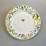 Porcelæn Tallerken - Blomster og Sommerfugle, isabelle rose, meadow, eng, blomstereng, sommerblomster, vilde, blomster, bier, insekter, bio, natur, vild med vilje, diversitet, mælkebøtte, løvetand, forglemmigej, tallerken, porcelæn, yndig, poetisk, dåbsgave, barnedåb, symbolsk, service, børnetallerken, blomstermotiv, sommerfugl, blåvinge, biti, ribe, blåklokke, klokkeblomst, barnedåb, 19 cm, kagetallerken, biti, ribe