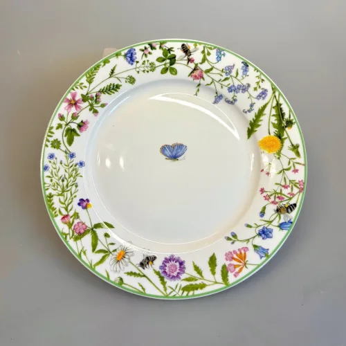 Porcelæn Tallerken - Blomster og Sommerfugle, isabelle rose, meadow, eng, blomstereng, sommerblomster, vilde, blomster, bier, insekter, bio, natur, vild med vilje, diversitet, mælkebøtte, løvetand, forglemmigej, tallerken, porcelæn, yndig, poetisk, dåbsgave, barnedåb, symbolsk, service, børnetallerken, blomstermotiv, sommerfugl, blåvinge, biti, ribe, blåklokke, klokkeblomst, barnedåb, 19 cm, kagetallerken, biti, ribe