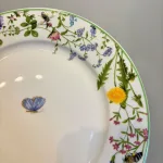 Porcelæn Tallerken - Blomster og Sommerfugle, isabelle rose, meadow, eng, blomstereng, sommerblomster, vilde, blomster, bier, insekter, bio, natur, vild med vilje, diversitet, mælkebøtte, løvetand, forglemmigej, tallerken, porcelæn, yndig, poetisk, dåbsgave, barnedåb, symbolsk, service, børnetallerken, blomstermotiv, sommerfugl, blåvinge, biti, ribe, blåklokke, klokkeblomst, barnedåb, 19 cm, kagetallerken, biti, ribe