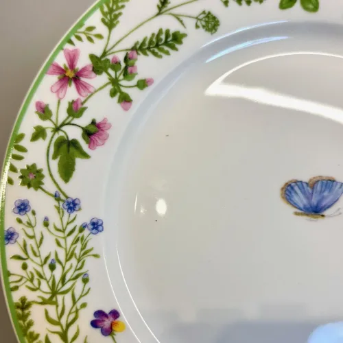 Porcelæn Tallerken - Blomster og Sommerfugle, isabelle rose, meadow, eng, blomstereng, sommerblomster, vilde, blomster, bier, insekter, bio, natur, vild med vilje, diversitet, mælkebøtte, løvetand, forglemmigej, tallerken, porcelæn, yndig, poetisk, dåbsgave, barnedåb, symbolsk, service, børnetallerken, blomstermotiv, sommerfugl, blåvinge, biti, ribe, blåklokke, klokkeblomst, barnedåb, 19 cm, kagetallerken, biti, ribe