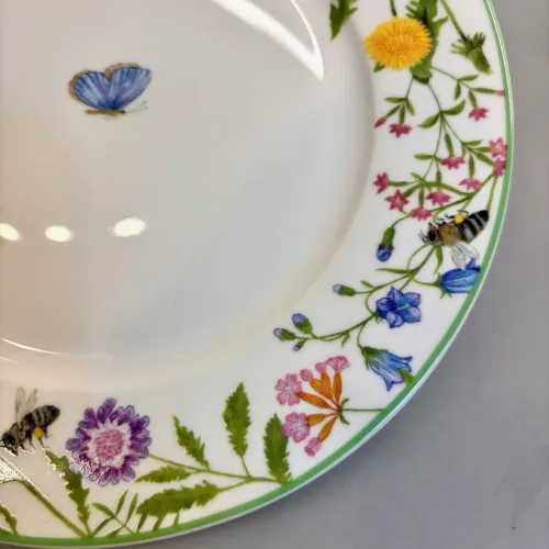 Porcelæn Tallerken - Blomster og Sommerfugle, isabelle rose, meadow, eng, blomstereng, sommerblomster, vilde, blomster, bier, insekter, bio, natur, vild med vilje, diversitet, mælkebøtte, løvetand, forglemmigej, tallerken, porcelæn, yndig, poetisk, dåbsgave, barnedåb, symbolsk, service, børnetallerken, blomstermotiv, sommerfugl, blåvinge, biti, ribe, blåklokke, klokkeblomst, barnedåb, 19 cm, kagetallerken, biti, ribe