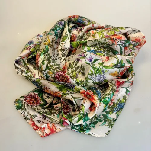 Silketørklæde Ponge XL - Vilde Blomster, grøftekant, PI 349, 073265, bio, diversitet, ponge, glat, blomsterbuket, motiv, ægte, ren, 100%, silkesjal, silketørklæde, gave, gaveide, langt, let, kulørt, farver, glad, sommer, sommerligt, feminint, sødt, eksklusivt, kvalitet, lækkker, smukt, biti, ribe,