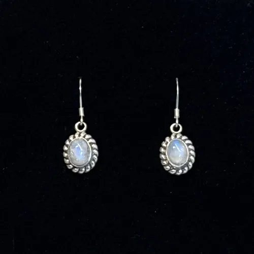 Sølv Ørenringe med Månesten Oval med Rillet Kant, 15759, pamina, moonstone, månesten, ædelsten, ægte, sterling sølv 925, sølvøreringe, sten, feminine, smykker, ørehængere, hængeøreringe, biti, ribe, gave, gaveide, kd,