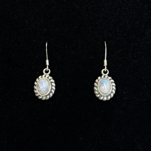Sølv Ørenringe med Månesten Oval med Rillet Kant, 15759, pamina, moonstone, månesten, ædelsten, ægte, sterling sølv 925, sølvøreringe, sten, feminine, smykker, ørehængere, hængeøreringe, biti, ribe, gave, gaveide, kd,