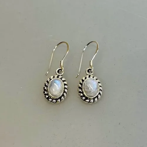 Sølv Ørenringe med Månesten Oval med Rillet Kant, 15759, pamina, moonstone, månesten, ædelsten, ægte, sterling sølv 925, sølvøreringe, sten, feminine, smykker, ørehængere, hængeøreringe, biti, ribe, gave, gaveide, kd,