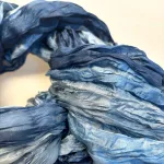 Twistet Silketørklæde 90123 Gråblå, denim, jeans, støvet, blå, malmö, snoet, twistet, silke, ren, 100%, silketørklæde, koloreret, sporty, kvalitet, lækker, smuk, blød, vasket, aflangt, tørklæde, tone-i-tone, biti, darling, ribe, salto