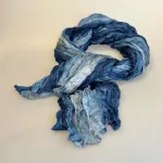 Twistet Silketørklæde 90123 Gråblå, denim, jeans, støvet, blå, malmö, snoet, twistet, silke, ren, 100%, silketørklæde, koloreret, sporty, kvalitet, lækker, smuk, blød, vasket, aflangt, tørklæde, tone-i-tone, biti, darling, ribe, salto