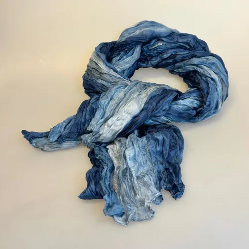 Twistet Silketørklæde 90123 Gråblå, denim, jeans, støvet, blå, malmö, snoet, twistet, silke, ren, 100%, silketørklæde, koloreret, sporty, kvalitet, lækker, smuk, blød, vasket, aflangt, tørklæde, tone-i-tone, biti, darling, ribe, salto