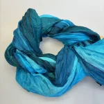 Twistet Silketørklæde 90137 Petrol Turkis, tahiti, smaragd, flaskegrøn, turkis, petrol, grønne, kontrast, aflangt, langt, ren, 100%, silke, silketørklæde, snoet, tvistet, blød, lækker, vasket, ponge, kvalitet, sporty, elegant, luksus, flot, anvendelig, tidsløs, biti, ribe, darling, salto
