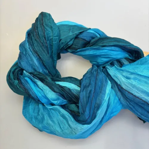 Twistet Silketørklæde 90137 Petrol Turkis, tahiti, smaragd, flaskegrøn, turkis, petrol, grønne, kontrast, aflangt, langt, ren, 100%, silke, silketørklæde, snoet, tvistet, blød, lækker, vasket, ponge, kvalitet, sporty, elegant, luksus, flot, anvendelig, tidsløs, biti, ribe, darling, salto