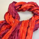 Twistet Silketørklæde 90140 Rød Blomme, lanzarote, røde, bordeaux, klare,varme, farver, brændte, vinrød, blommefarvet, salto, farvet, klare, varme farver, kulørt, glade, twistet, crash, snoet, plisseret, krøllet, crash, silke, ren, silketørklæde, sporty, elegant, lækkert, vasket, blødt, , nordisk, design, dansk, stiligt, lækkert, kvalitet, gave, gaveide, særlig, flot, smart, biti, ribe