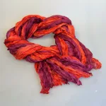 Twistet Silketørklæde 90140 Rød Blomme, lanzarote, røde, bordeaux, klare, varme, farver, brændte, vinrød, blommefarvet, salto, farvet, klare, varme farver, kulørt, glade, twistet, crash, snoet, plisseret, krøllet, crash, silke, ren, silketørklæde, sporty, elegant, lækkert, vasket, blødt, , nordisk, design, dansk, stiligt, lækkert, kvalitet, gave, gaveide, særlig, flot, smart, biti, ribe