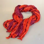 Twistet Silketørklæde 90140 Rød Blomme, lanzarote, røde, bordeaux, klare,varme, farver, brændte, vinrød, blommefarvet, salto, farvet, klare, varme farver, kulørt, glade, twistet, crash, snoet, plisseret, krøllet, crash, silke, ren, silketørklæde, sporty, elegant, lækkert, vasket, blødt, , nordisk, design, dansk, stiligt, lækkert, kvalitet, gave, gaveide, særlig, flot, smart, biti, ribe