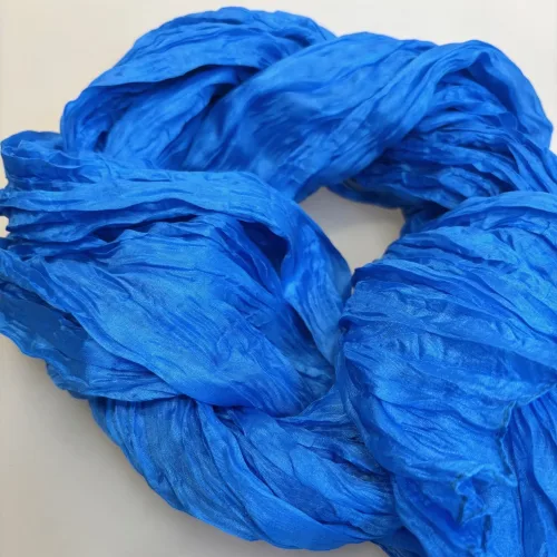 Twistet Silketørklæde 90413 Himmelblå, kongeblå, royal, kobolt,klar, blå, nordisk, design, stil, ensfarvet, aflangt, langt, ren, 100%, silke, silketørklæde, snoet, tvistet, blød, lækker, vasket, ponge, kvalitet, sporty, elegant, luksus, flot, anvendelig, tidsløs, biti, ribe, darling, salto