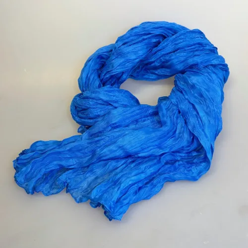 Twistet Silketørklæde 90413 Himmelblå, kongeblå, royal, kobolt,klar, blå, nordisk, design, stil, ensfarvet, aflangt, langt, ren, 100%, silke, silketørklæde, snoet, tvistet, blød, lækker, vasket, ponge, kvalitet, sporty, elegant, luksus, flot, anvendelig, tidsløs, biti, ribe, darling, salto