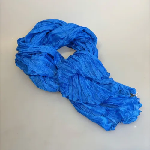 Twistet Silketørklæde 90413 Himmelblå, kongeblå, royal, kobolt,klar, blå, nordisk, design, stil, ensfarvet, aflangt, langt, ren, 100%, silke, silketørklæde, snoet, tvistet, blød, lækker, vasket, ponge, kvalitet, sporty, elegant, luksus, flot, anvendelig, tidsløs, biti, ribe, darling, salto