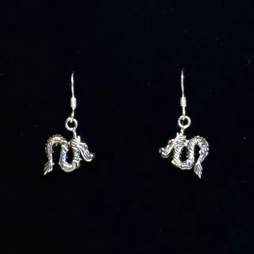 Vikingeøreringe i Sølv - Drager, KD, 15217, drageøreringe, drage, drager, fabeldyr, magi, magisk, væsen, skattevogter, dyr, vikingesmykker, vikingeøreringe, små, lette, ægte, originale, sølvsmykker, sølvøreringe, sterling, 925, hænge, ørenringe, eventyr, rollespil, styrke, amulet, luftdrage, museumssmykker, symbol, symbolik, fund, vikinger, aser, biti, ribe