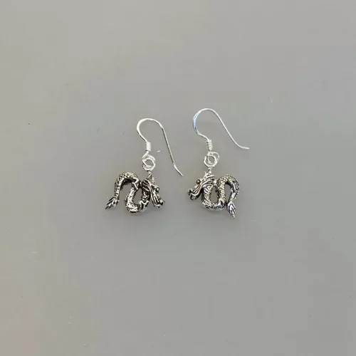 Vikingeøreringe i Sølv - Drager, KD, 15217, drageøreringe, drage, drager, fabeldyr, magi, magisk, væsen, skattevogter, dyr, vikingesmykker, vikingeøreringe, små, lette, ægte, originale, sølvsmykker, sølvøreringe, sterling, 925, hænge, ørenringe, eventyr, rollespil, styrke, amulet, luftdrage, museumssmykker, symbol, symbolik, fund, vikinger, aser, biti, ribe