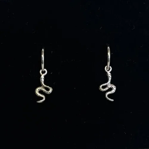 Vikingeøreringe i Sølv - Slange på Creol, creoler, hoops, slanger, hamskifte, udvikling, forandring, midgårdsormen, slangeøreringe, BLT, sø, 033-11, sølvøreringe, ægte, original, museumssmykker, biti, ribe, mytologi, fabeldyr, små, lette, fine, seje, drenge, drengeøreringe