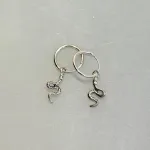 Vikingeøreringe i Sølv - Slange på Creol, creoler, hoops, slanger, hamskifte, udvikling, forandring, midgårdsormen, slangeøreringe, BLT, sø, 033-11, sølvøreringe, ægte, original, museumssmykker, biti, ribe, mytologi, fabeldyr, små, lette, fine, seje, drenge, drengeøreringe