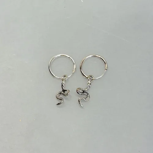 Vikingeøreringe i Sølv - Slange på Creol, creoler, hoops, slanger, hamskifte, udvikling, forandring, midgårdsormen, slangeøreringe, BLT, sø, 033-11, sølvøreringe, ægte, original, museumssmykker, biti, ribe, mytologi, fabeldyr, små, lette, fine, seje, drenge, drengeøreringe