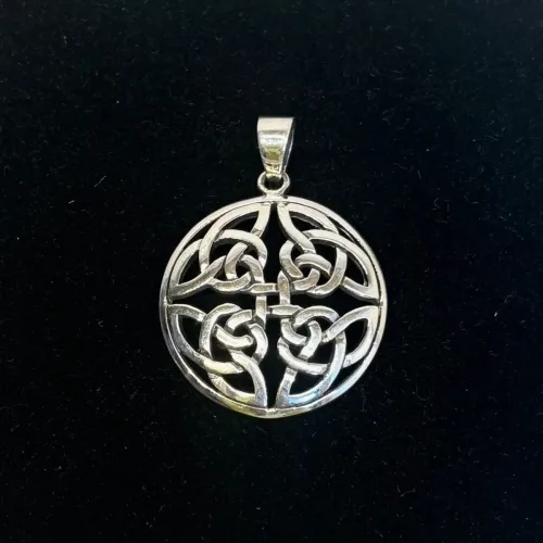 Vikingevedhæng i Sølv - Rundt med Fire Triskeler. blt, sv 665, evigheden, evighedsflet, keltisk, fire, tre, magisk, tal, trekant, uendelig, magi, beskytte, amulet, sølv, ægte, sterling, 925, sølvsmykke, sølvvedhæng, vikinger, vikingesmykke, kopi, original, fund, udgravninger, gamle, guder, mytologi, aser, asatro, mønster, fletværk, biti, ribe
