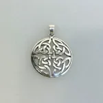 Vikingevedhæng i Sølv - Rundt med Fire Triskeler. blt, sv 665, evigheden, evighedsflet, keltisk, fire, tre, magisk, tal, trekant, uendelig, magi, beskytte, amulet, sølv, ægte, sterling, 925, sølvsmykke, sølvvedhæng, vikinger, vikingesmykke, kopi, original, fund, udgravninger, gamle, guder, mytologi, aser, asatro, mønster, fletværk, biti, ribe