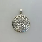 Vikingevedhæng i Sølv - Rundt med Fire Triskeler. blt, sv 665, evigheden, evighedsflet, keltisk, fire, tre, magisk, tal, trekant, uendelig, magi, beskytte, amulet, sølv, ægte, sterling, 925, sølvsmykke, sølvvedhæng, vikinger, vikingesmykke, kopi, original, fund, udgravninger, gamle, guder, mytologi, aser, asatro, mønster, fletværk, biti, ribe