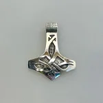 Vikingevedhæng i Sølv Thorshammer med Keltisk Flet Stor, riller, blt, sv388, evighed, evighedsmønster, flet, fletværk, uendelig, infinity, mjølner, thor, aser, amulet, styrke, ægte, kopi, fund, vikinger, vikingevedhæng, asatro, aser, gamle, museumssmykker, udgravninger, sølv, sterling, 925, ægte, original, biti, ribe