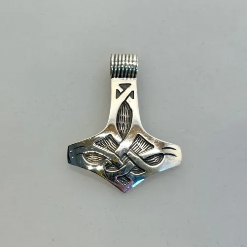 Vikingevedhæng i Sølv Thorshammer med Keltisk Flet Stor, riller, blt, sv388, evighed, evighedsmønster, flet, fletværk, uendelig, infinity, mjølner, thor, aser, amulet, styrke, ægte, kopi, fund, vikinger, vikingevedhæng, asatro, aser, gamle, museumssmykker, udgravninger, sølv, sterling, 925, ægte, original, biti, ribe