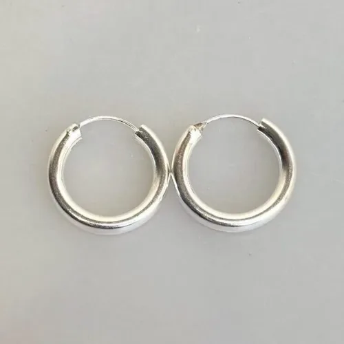 Creoler i Sølv Ø 25 mm Glatte Hoops 4 mm, sø4025, tykke, chunky, kraftige, glatte, lys, sølv, ægte, sterling, sølvøreringe, hoops, creoler, ringe, runde, flotte, lækre, kvalitet, moderne, nice, dansk, design, jane kønig, tilbud, udsalg, value for money, biti, ribe,