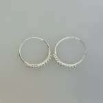 Creoler i Sølv Ø 25 mm Hoops med Kugler på Række, hoops, mønster, lyse, feminine, særlige, sø 806, store, tynde, specielle, mønster, lette, ægte, ren, sølv, runde, ørernge, ørenringe, øreringe, ringe, sterling, billige, tilbud, susanne friis bjørner, maanesten, pico, stine a, enamel, cph, dansk, design, brands, enkle, simple, lyse, biti, ribe