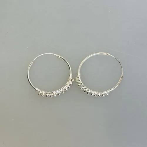 Creoler i Sølv Ø 25 mm Hoops med Kugler på Række, hoops, mønster, lyse, feminine, særlige, sø 806, store, tynde, specielle, mønster, lette, ægte, ren, sølv, runde, ørernge, ørenringe, øreringe, ringe, sterling, billige, tilbud, susanne friis bjørner, maanesten, pico, stine a, enamel, cph, dansk, design, brands, enkle, simple, lyse, biti, ribe