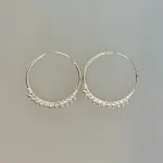 Creoler i Sølv Ø 25 mm Hoops med Kugler på Række, hoops, mønster, lyse, feminine, særlige, sø 806, store, tynde, specielle, mønster, lette, ægte, ren, sølv, runde, ørernge, ørenringe, øreringe, ringe, sterling, billige, tilbud, susanne friis bjørner, maanesten, pico, stine a, enamel, cph, dansk, design, brands, enkle, simple, lyse, biti, ribe