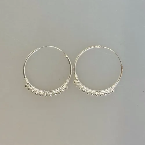 Creoler i Sølv Ø 25 mm Hoops med Kugler på Række, hoops, mønster, lyse, feminine, særlige, sø 806, store, tynde, specielle, mønster, lette, ægte, ren, sølv, runde, ørernge, ørenringe, øreringe, ringe, sterling, billige, tilbud, susanne friis bjørner, maanesten, pico, stine a, enamel, cph, dansk, design, brands, enkle, simple, lyse, biti, ribe