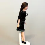 Dukke Dame Frida i Sort Kjole, Frida, dukker, 0482, 483, dukkehusdukke, dukkedame, miniaturer, 1:12, lille, bevægelig, porcelæn, den lille sorte, dukkemor, dukkehus, tilbehør, ting, dukkehusting, biti, ribe, sangskjuler, symbolsk, dukkebutik,