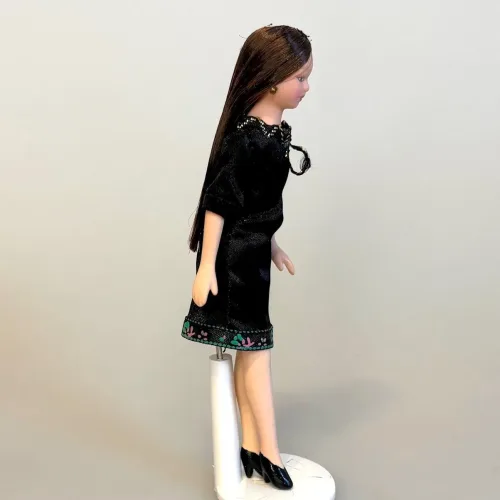 Dukke Dame Frida i Sort Kjole, Frida, dukker, 0482, 483, dukkehusdukke, dukkedame, miniaturer, 1:12, lille, bevægelig, porcelæn, den lille sorte, dukkemor, dukkehus, tilbehør, ting, dukkehusting, biti, ribe, sangskjuler, symbolsk, dukkebutik,