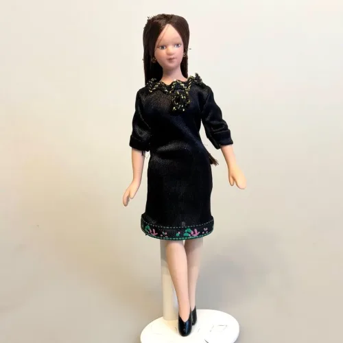 Dukke Dame Frida i Sort Kjole, Frida, dukker, 0482, 483, dukkehusdukke, dukkedame, miniaturer, 1:12, lille, bevægelig, porcelæn, den lille sorte, dukkemor, dukkehus, tilbehør, ting, dukkehusting, biti, ribe, sangskjuler, symbolsk, dukkebutik,